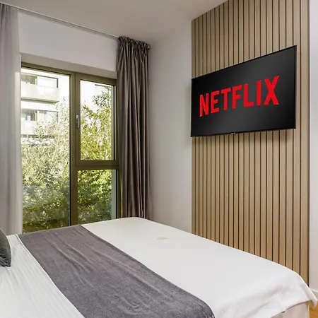 Mido With Private Parking & Self-check-in בוקרשט